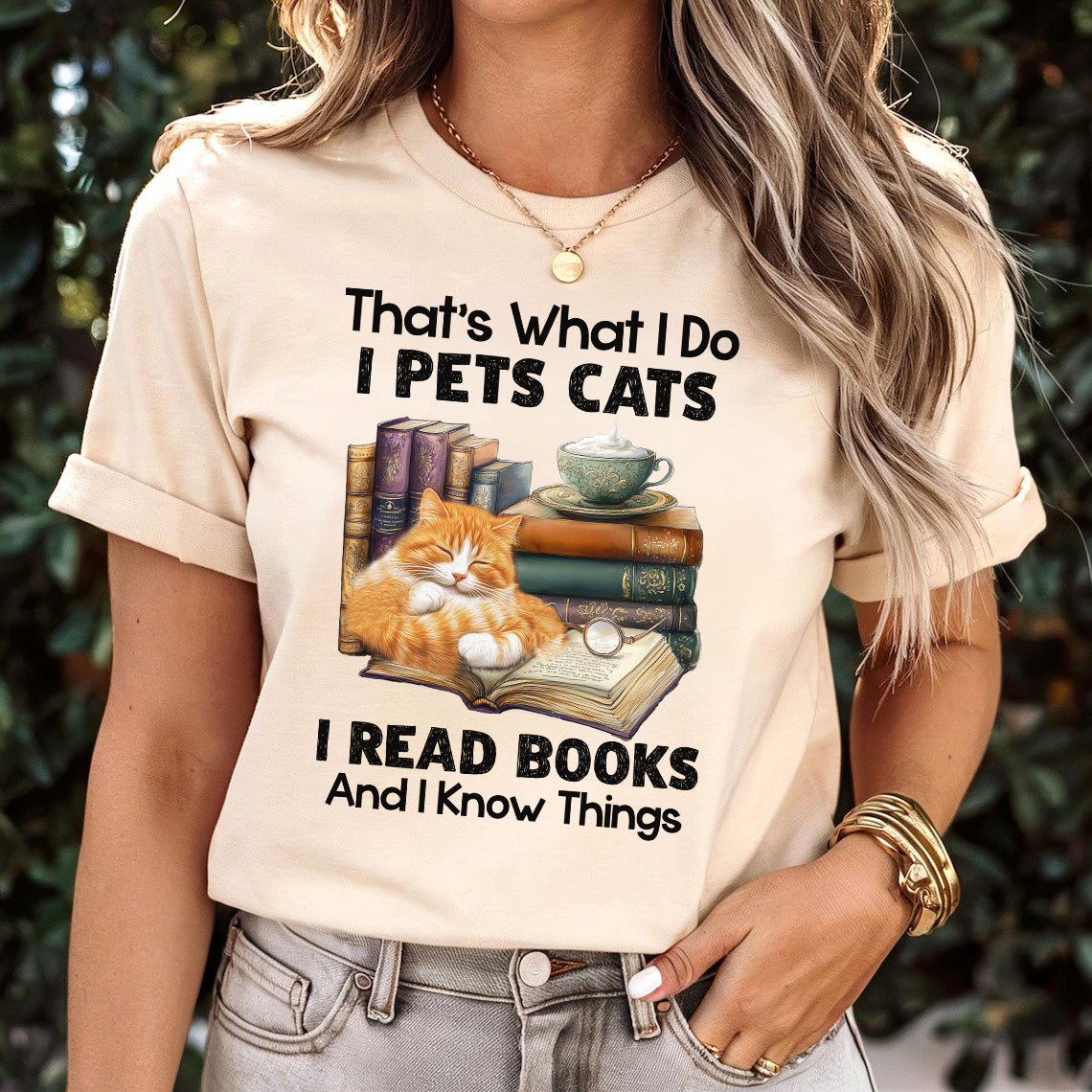 That's What I Do I Pet Cats I Read Books And I Know Things T-Shirt